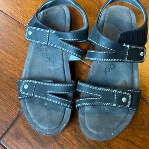 GUC KHOMBU WOMENS BLACK SANDALS SIZE 8